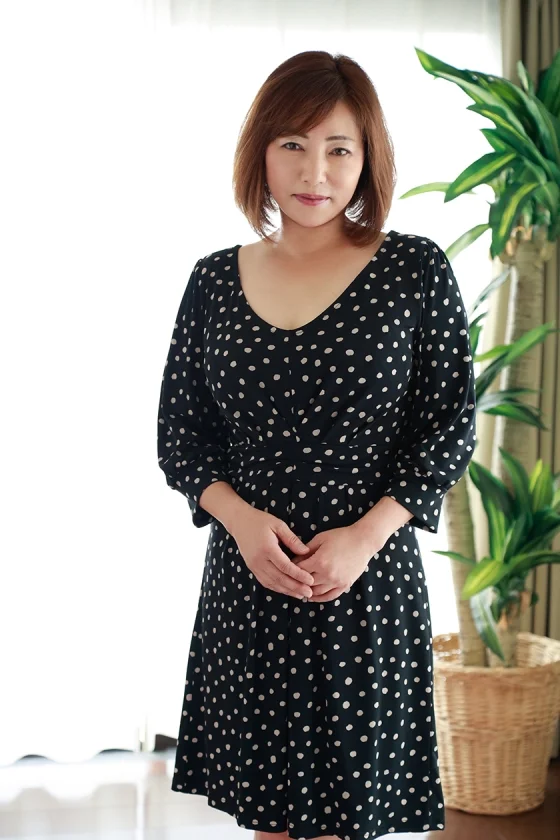 綺麗なおばさんは好きですか？【奇跡のAV出演】恥じらい還暦セックス 3 品良く乱れる初撮り熟女5人-2