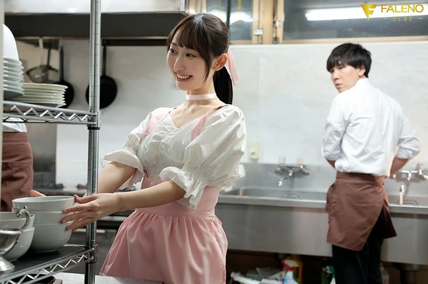 バイト中に彼氏を嫉妬させ仕事中にガン突きSEX 声も出せない状況に興奮して連続イキするド変態ウェイトレス 山下紗和-1