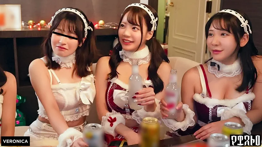 紅白の可愛いサンタコスを纏った美女たちと乱交SEX！抜群のプロポーションに度肝を抜かされた男たちはフル勃起！まさに性なる夜といわんばかりのクリスマスナイトに発展！【ことね/まいな/えみ/ななみ】Verえみ&ななみ-1