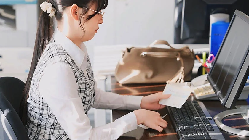 「これは経費で落ちません！」いつも地味で生真面目で領収書を突っ返してくる経理部のOLがデリヘル嬢で痴女だった。神村さん編【配信限定】-1