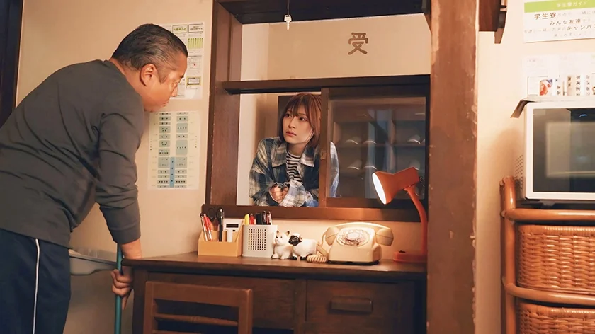 学生寮で2人きり 女子学生と中年管理人が過ごした年末年始 若い身体に衝動が抑えられず・・・一晩中ヤリまくった年越しイラマチオ 小松本果-1