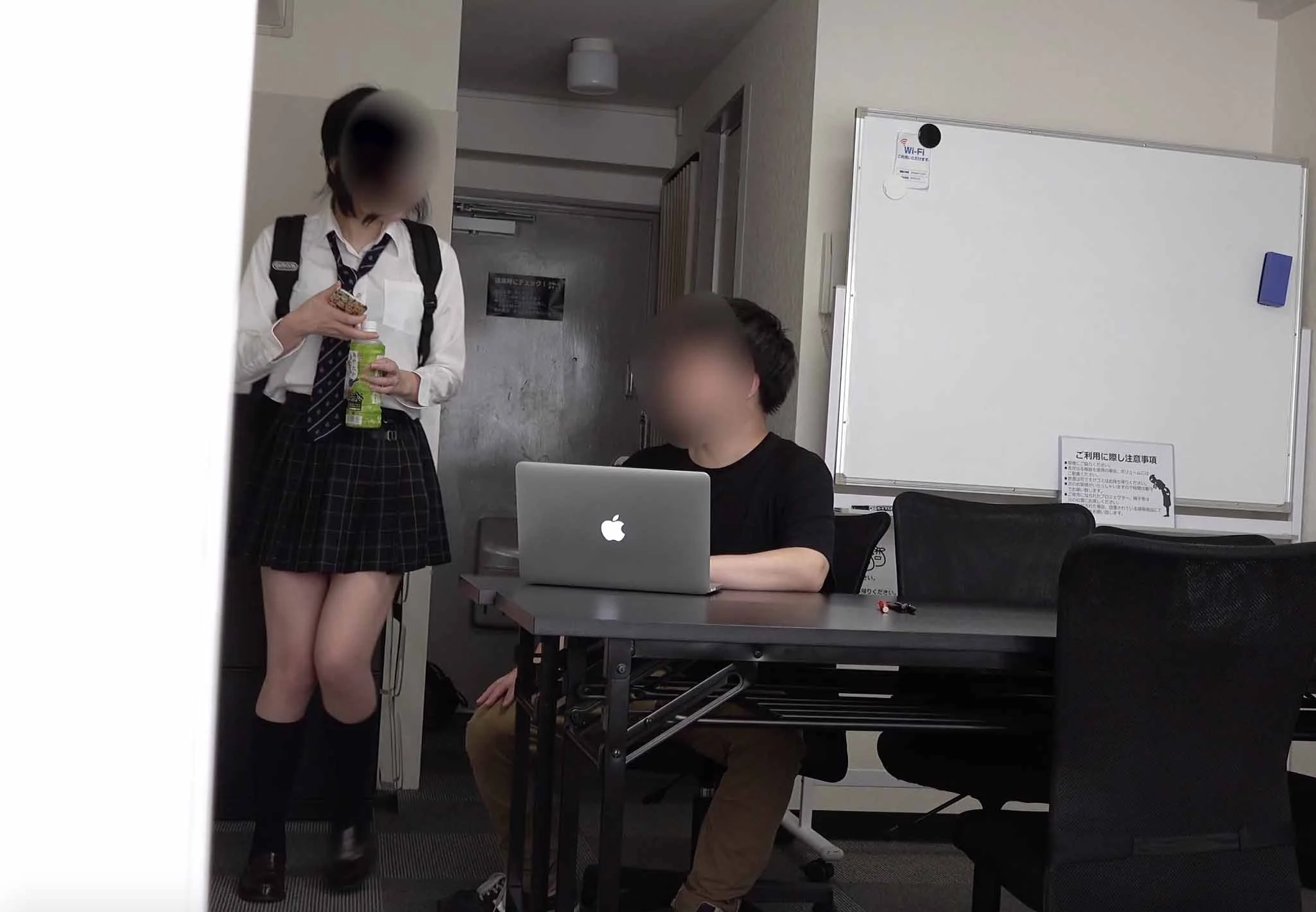【再販】【再販】【美脚ミニスカ制服女子◯生】ベランダから盗撮!生着替え!