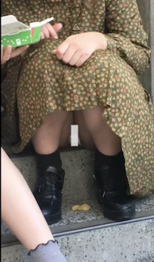 うっかりパンチラしちゃう娘たち（お股が開いちゃってます）-1