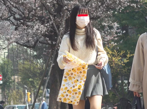 公園パンチラ３　お花見に来てたマン毛突き抜け女子-1