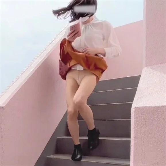 【再販】女装・強風の日に階段でパンチラ