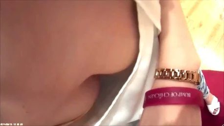 【再販】前かがみ胸ちら⑥「胸元のエロい店員さん」