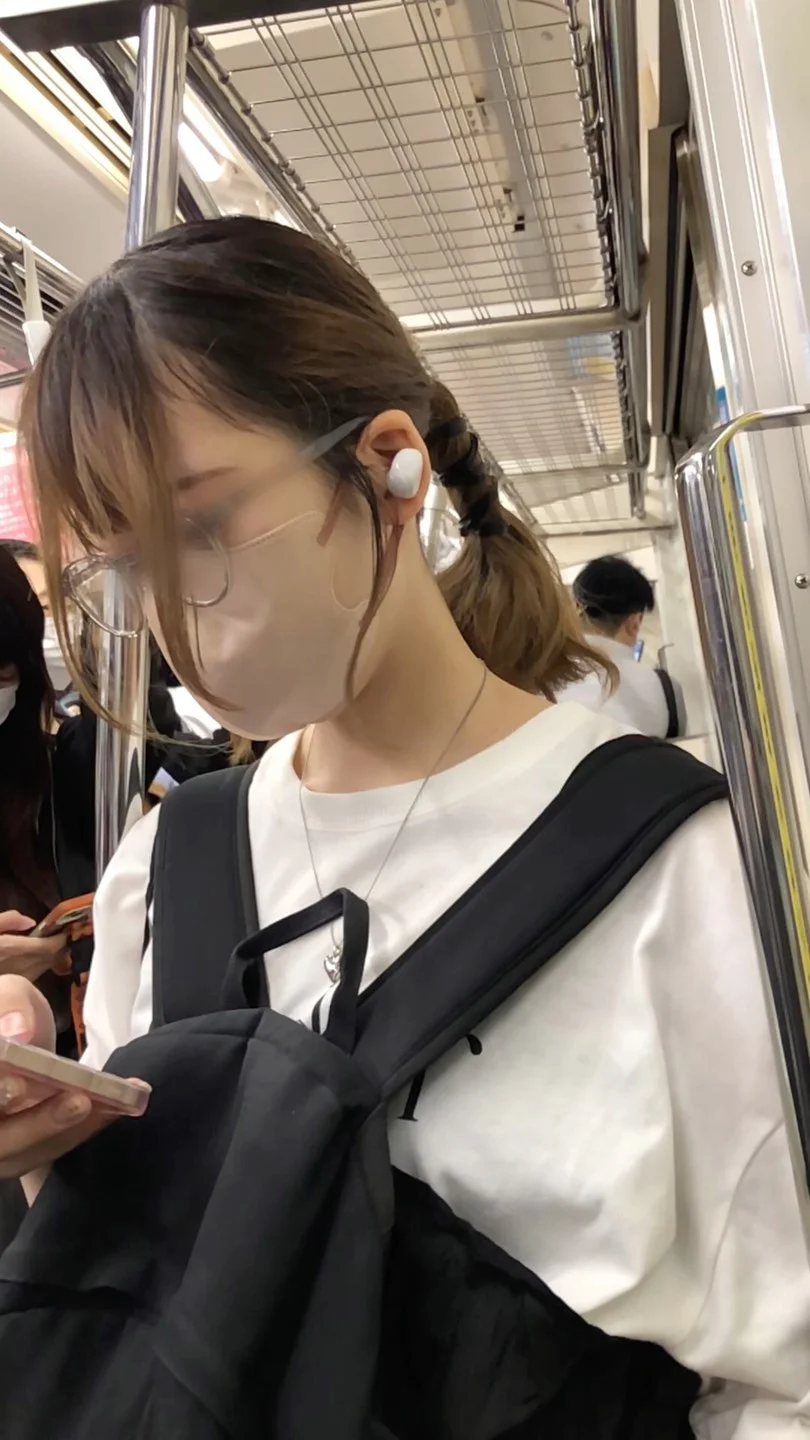 【すぐそこの眺め99_ちっぱいver】電車内でキレカワＪＤを至近距離で観察！