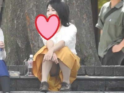 【再販】ええ？こんな場所で大股開き？
