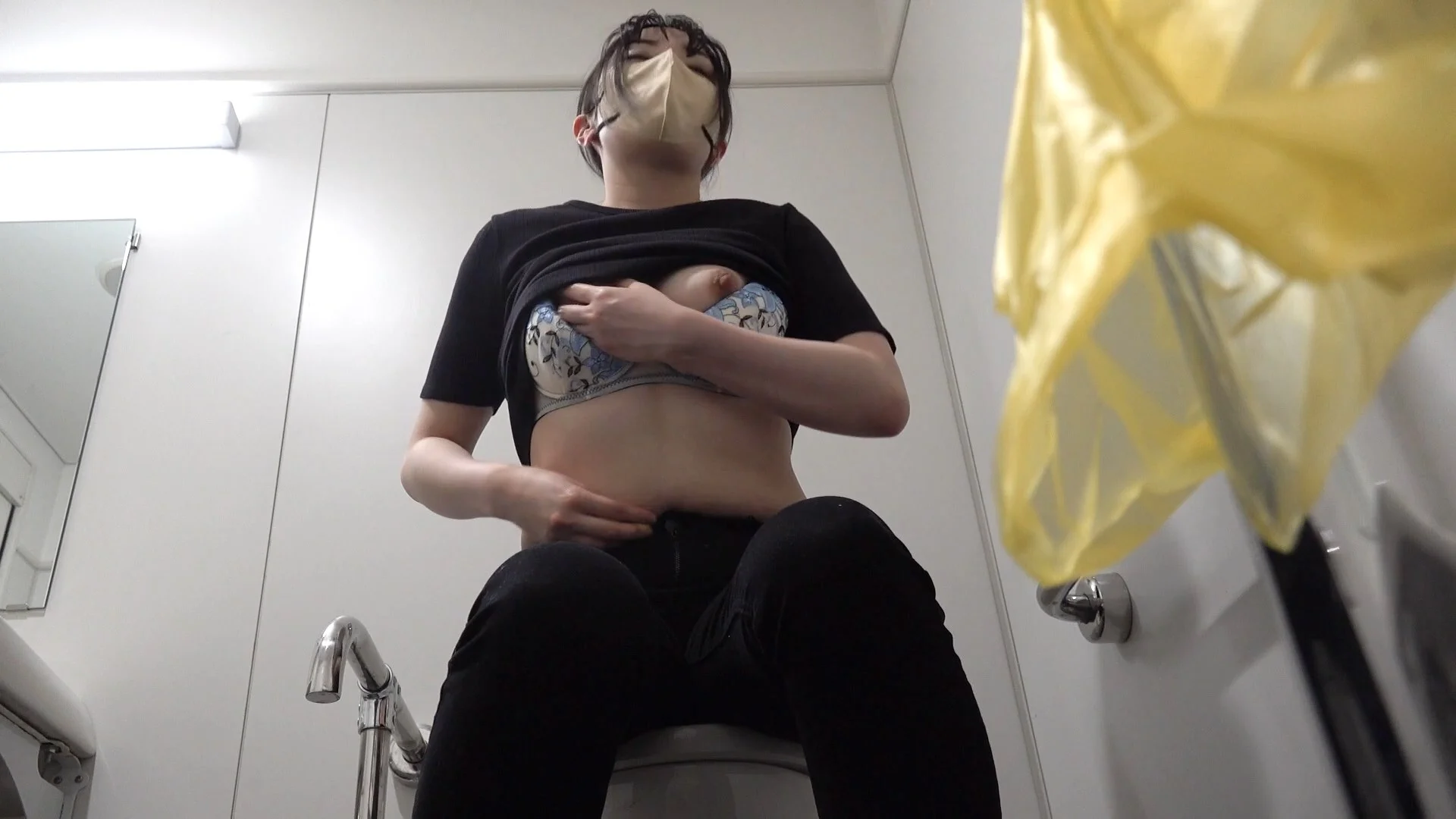 【vol.50】まさかの立ちバックオナニー！？性を感じさせない清楚系お姉さんのトイレ内淫行。-1