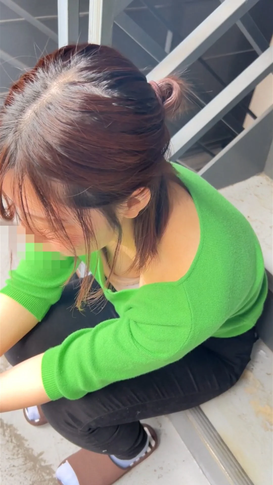 【胸チラ25】タバコ休憩中OLさんたちの胸チラ/巨乳営業マンとエロパイ内勤さん