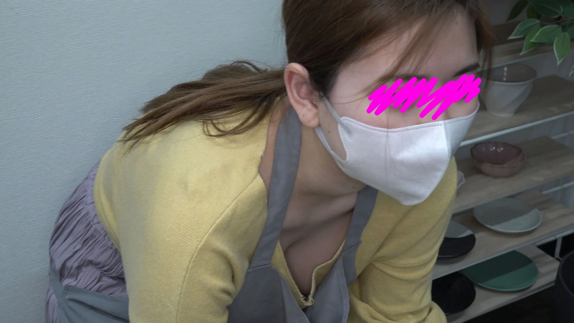#64【陶芸中の胸チラ】巨乳人妻さん☆激かわJDちゃん☆前屈み胸チラで乳首まで見えちゃった!?-1