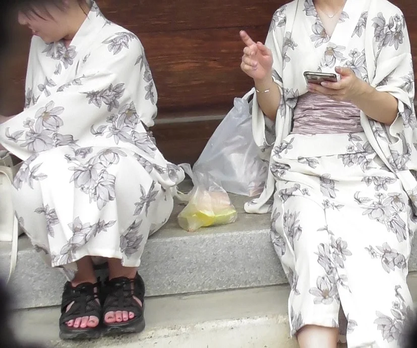 浴衣でパンチラする動画~足のお行儀が悪い女の子～-2