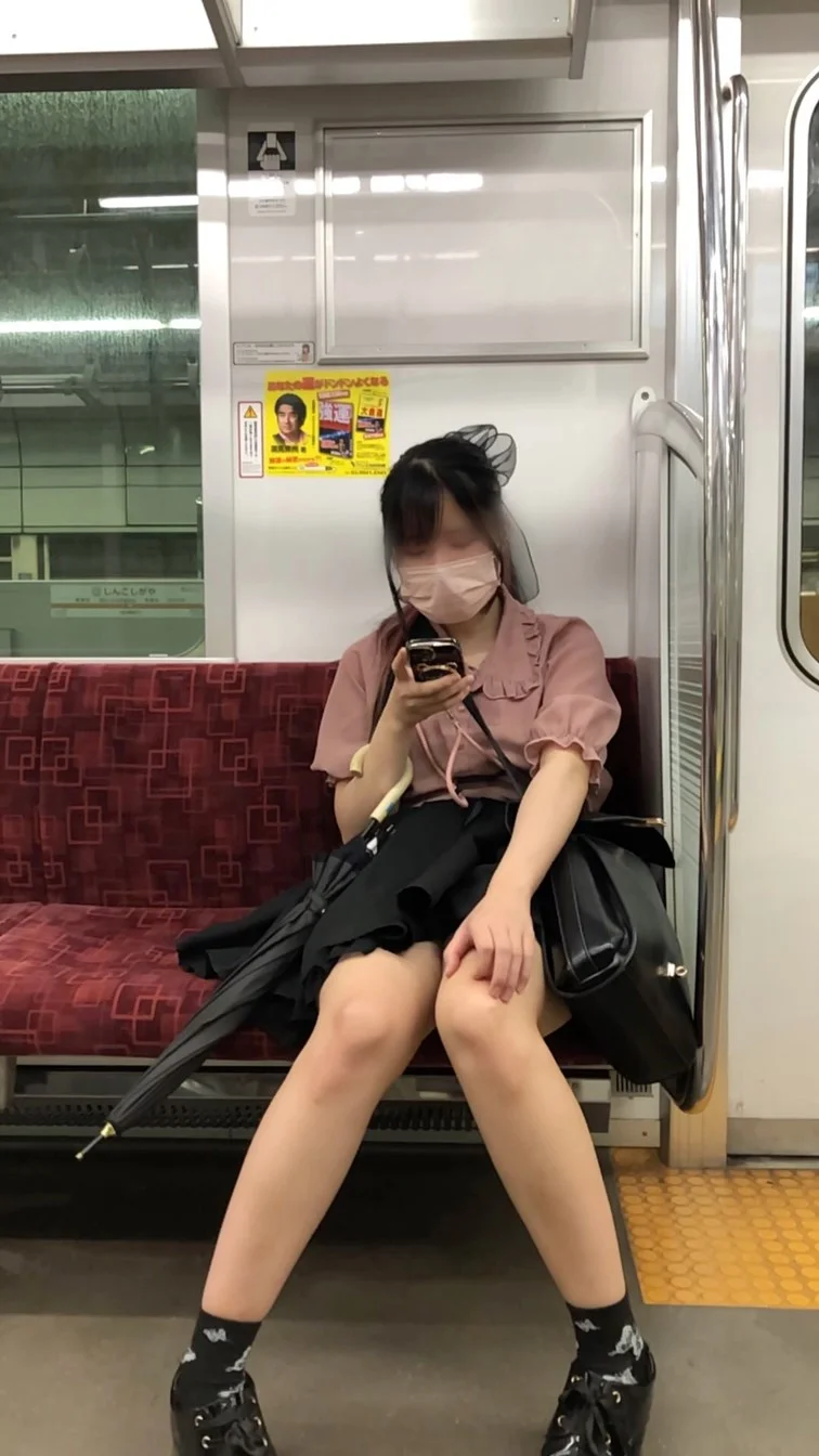 【正面からの眺め16】アイドル風の私服女子学生を正面から観察！-1