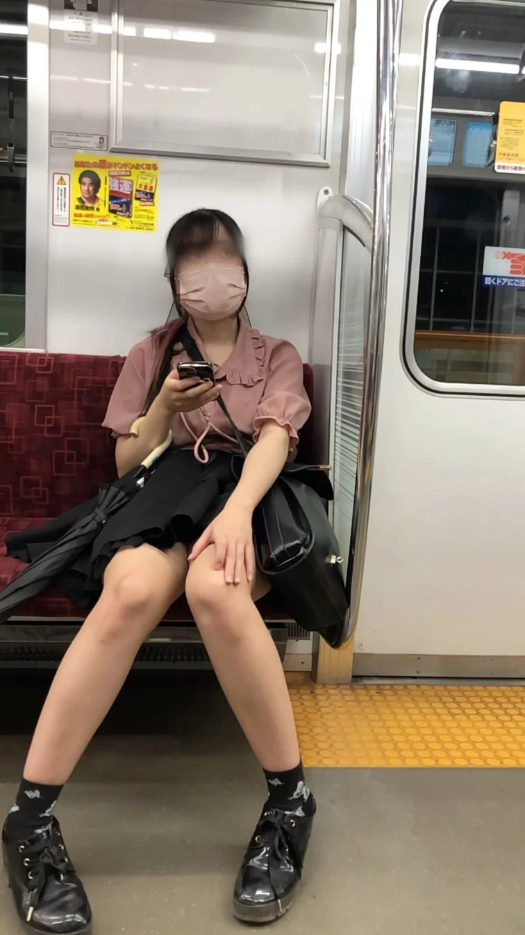 【正面からの眺め16】アイドル風の私服女子学生を正面から観察！-4