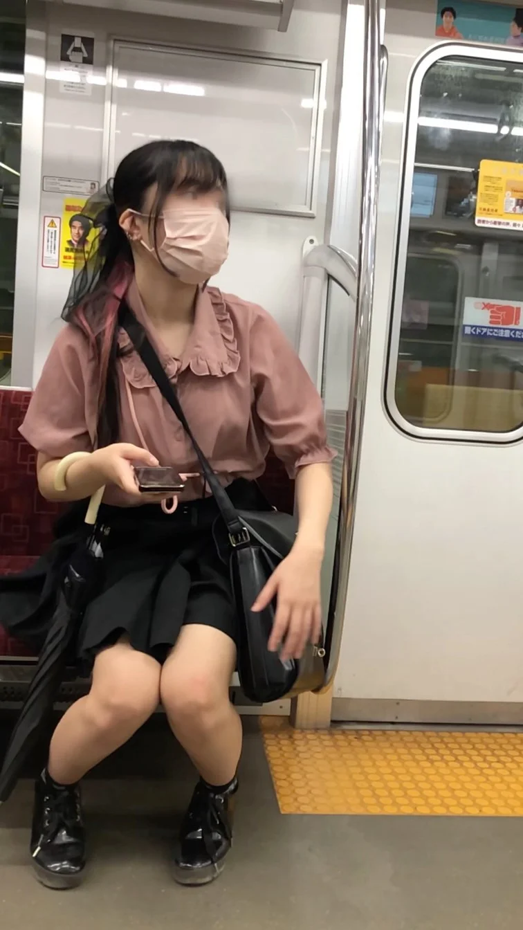 【正面からの眺め16】アイドル風の私服女子学生を正面から観察！-5