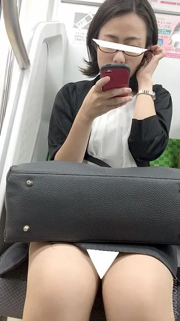 (電車対面）(顔出し)眼鏡をかけて隠そうとしても…美人であることを隠しきれない…タイトミニをお召しになったOLお姉さんを観察して