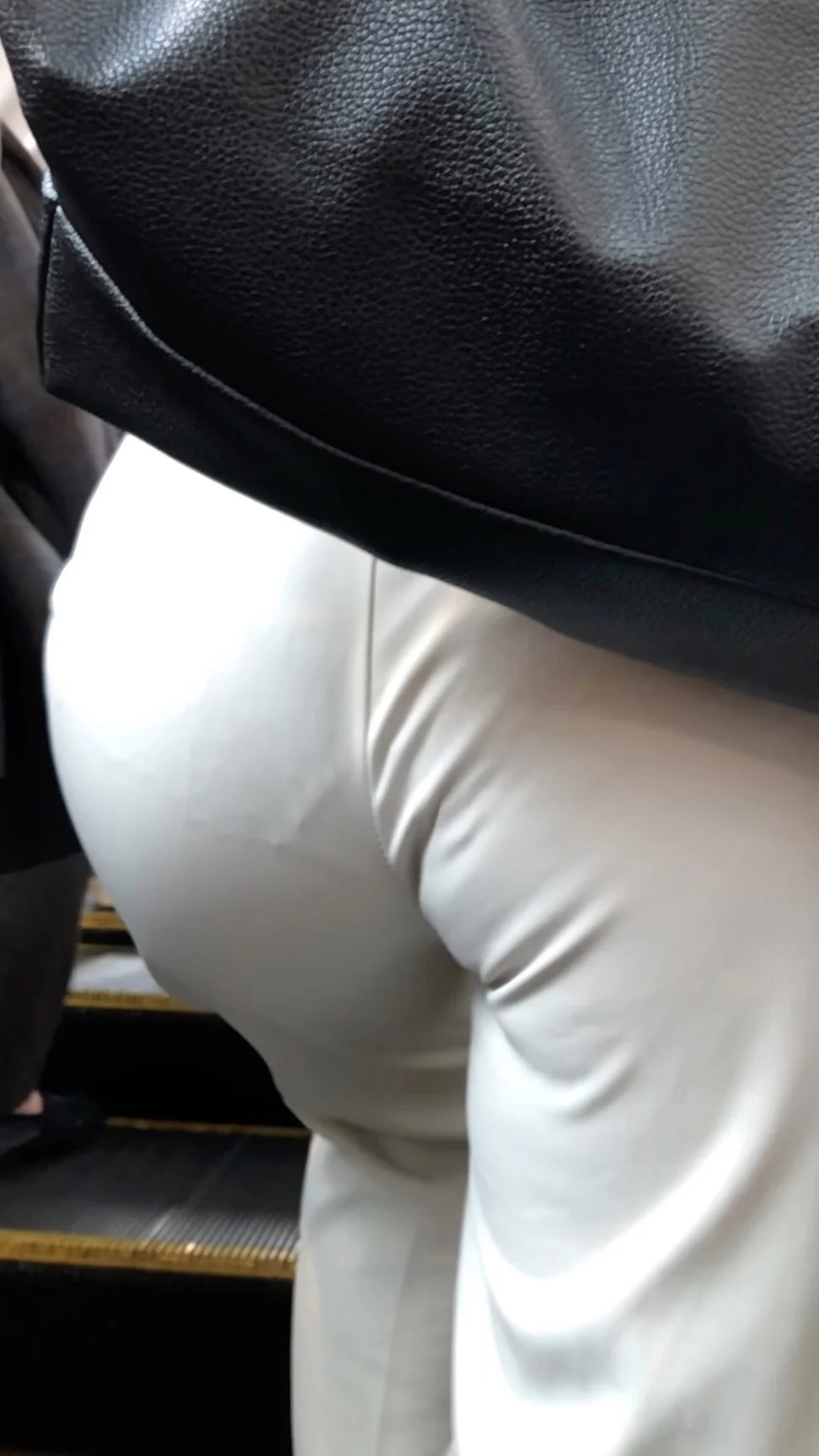 【横からの眺め304】スタイルの良い美人ＯＬの小刻みバウンドを追いかけて！-1