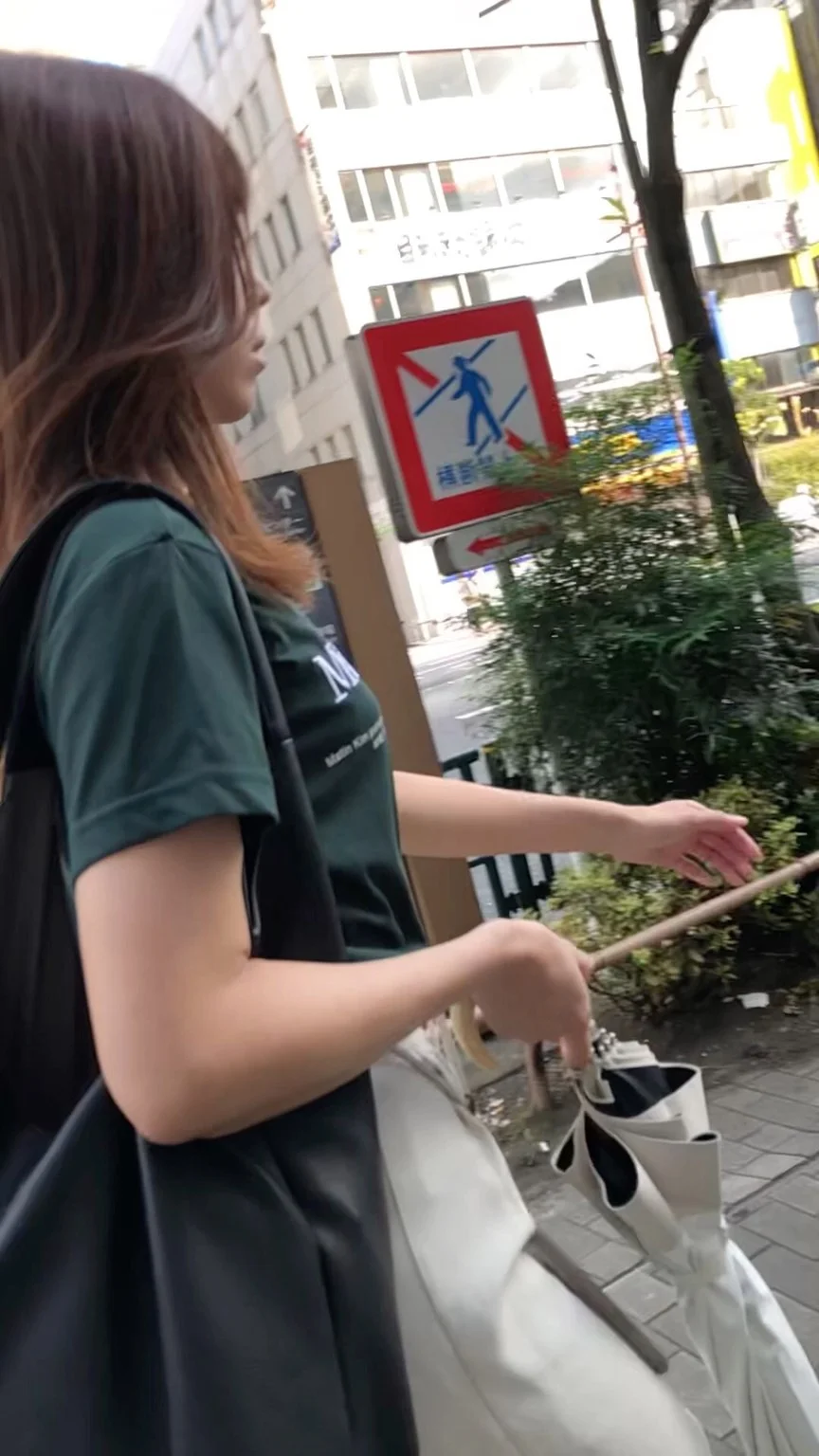 【横からの眺め304】スタイルの良い美人ＯＬの小刻みバウンドを追いかけて！-2