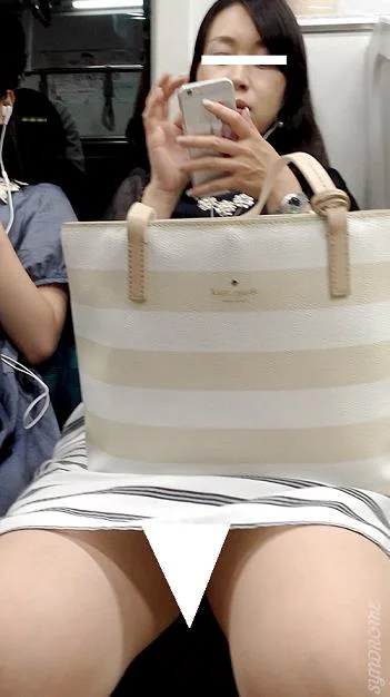 (電車対面）(顔出し)スマホに夢中になり過ぎて…むき出しのパンストあんよが終始緩んじゃう…キレイなOLお姉さんを観察してみました-3