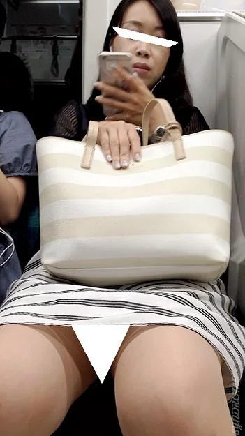 (電車対面）(顔出し)スマホに夢中になり過ぎて…むき出しのパンストあんよが終始緩んじゃう…キレイなOLお姉さんを観察してみました-5