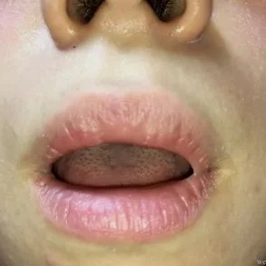 【フェチズム】裸の美女をライトをつけたスマホで超アップ撮影