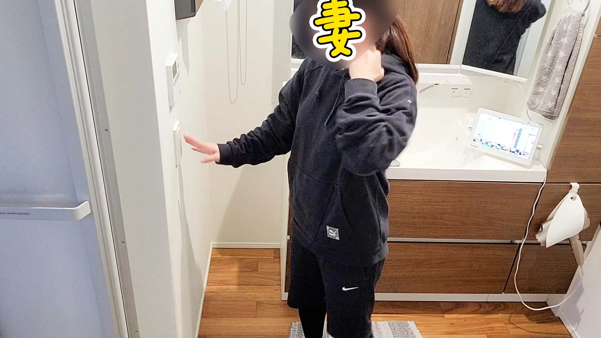 【個人撮影NTR】NO.61　止まらない欲求！妻、車内オナ/妻友さん自宅オナ/脱衣所-1