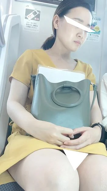 (電車対面）(顔出し)車窓から差し込むひかりに照らされると…色白なご様子が際立つ…OLお姉さんを観察してみました!!