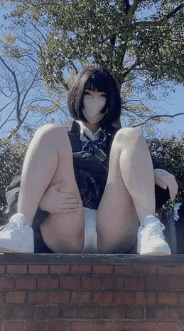 170cm長身女子が超ミニスカ制服で見せつけ公園お散歩