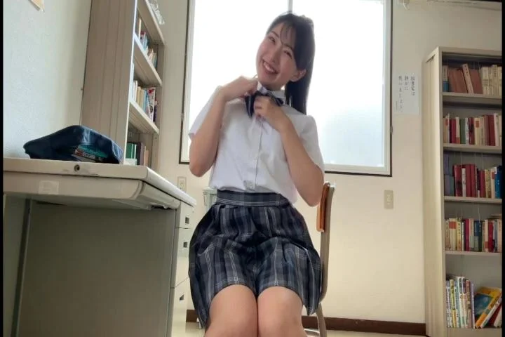 【再販】童顔痴女っ娘の露出オナニーに遭遇…マ●コおっぴろげ下品ポーズで露出実況・イキ潮噴射SEXでアヘイキ