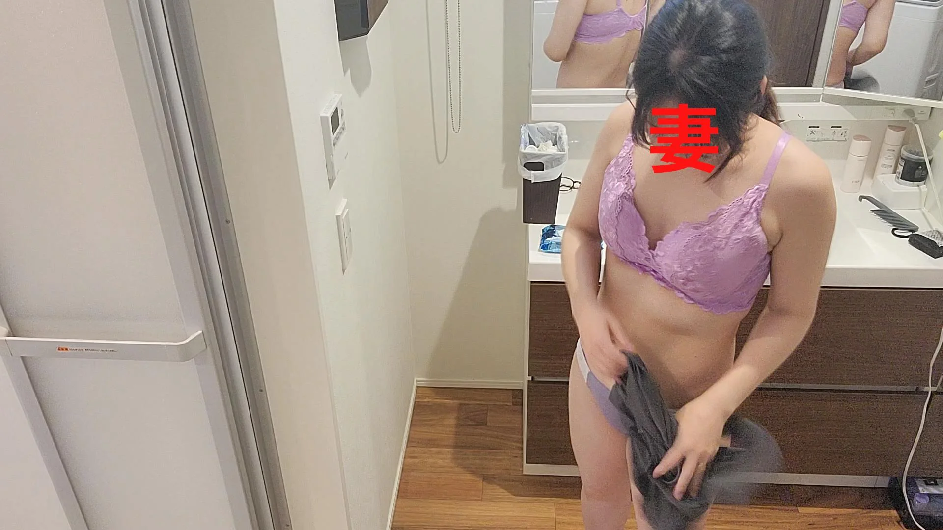 【個人撮影NTR】NO.62　公開される妻たち・・・/AVをオカズにオナニーする妻友/妻の脱衣所-1