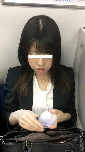 (電車対面）(顔出し)タイトスカートは丈長め…その分油断してパンストあんよをふしだらにくぱぁ～っとひろげちゃう…OLお姉さんを観-3