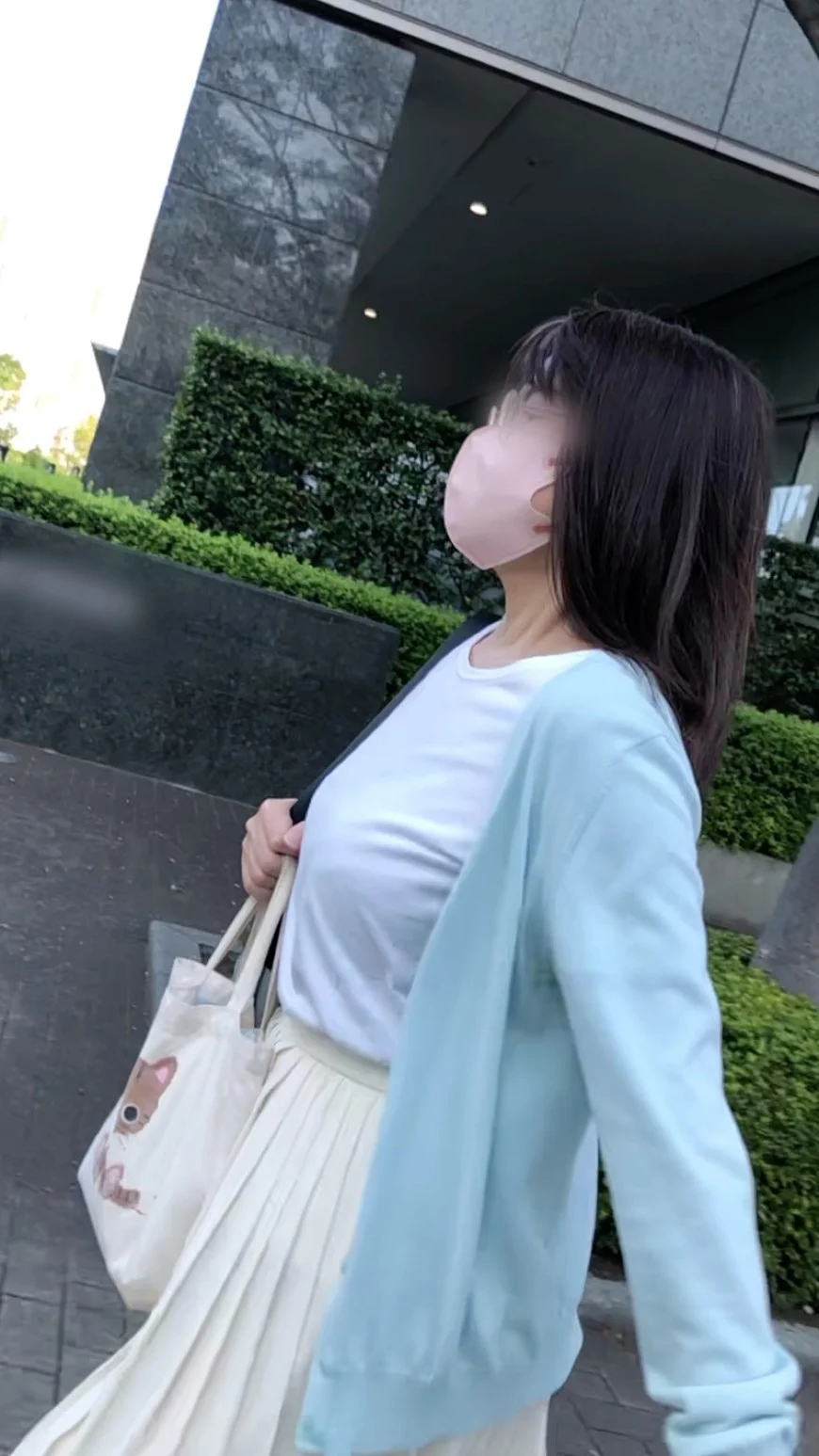【横からの眺め319】ムチムチボディの地味なＯＬは推定Ｆカップ！