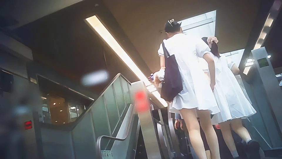 ゆるふわミニ丈白ワンピ女子に背後から迫る動画-3