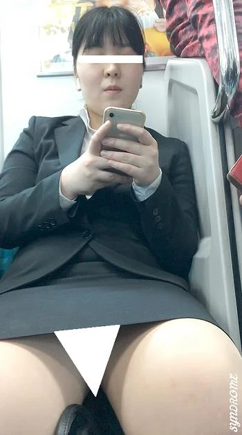 (電車対面）(顔出し)スカートの丈は長め…でも…下からのぞき込んでみると…想像した以上にエロい感じでお股が緩んでいたリクスー女子-6