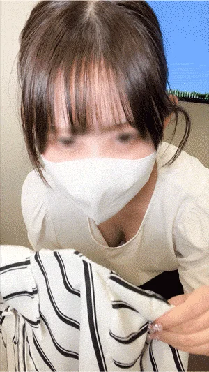 [配信胸ちらハプニング33]前屈み胸ちら/極秘入手(アパレル店員ロープレ)2名分