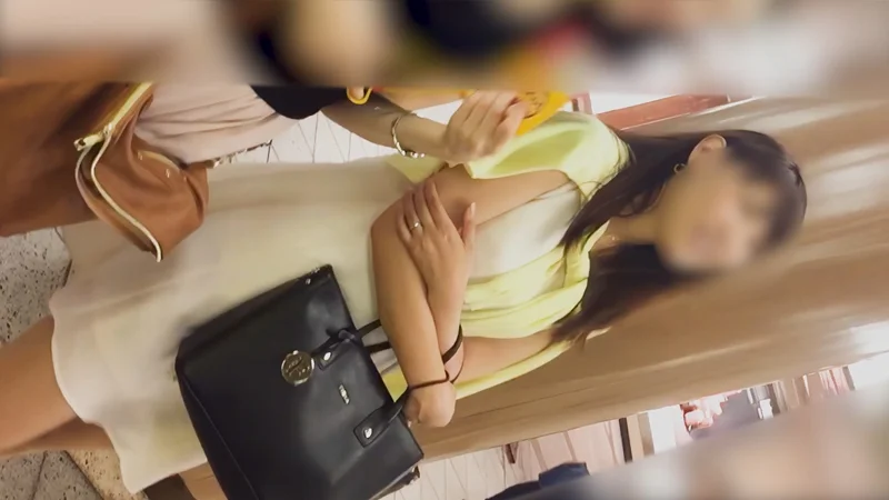 【再販】新高画質パンチラ世界023　[4K]女子アナ系JDちゃん行列につきゼロ距離パンチラ撮られまくり！