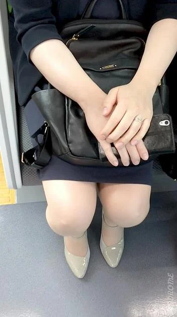 【再販】(電車対面）(顔出し)頭のてっぺんから…パンプスのつま先まで…美人要素満載のOLお姉さんを…ひたすら下からのぞき込んで観察してみ-4