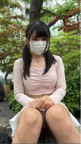 ぱんつ脱いじゃった♡超超ミニスカ春服でぱんちら＆胸ちら散歩♡-1