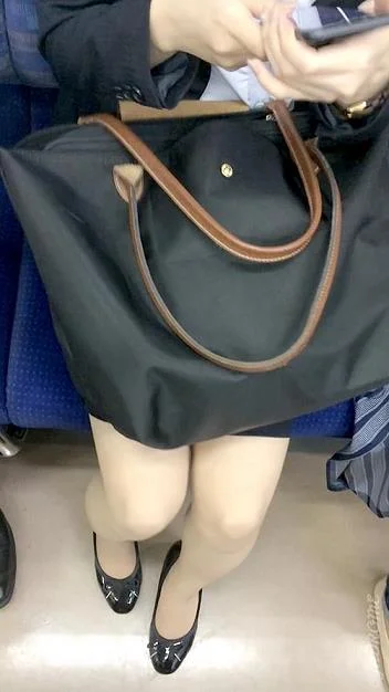 (電車対面）(顔出し)赤いルージュを塗布した厚みのあるえっちな唇…タイトミニをお召しになってぐったりしちゃうOLお姉さんを観察し-4