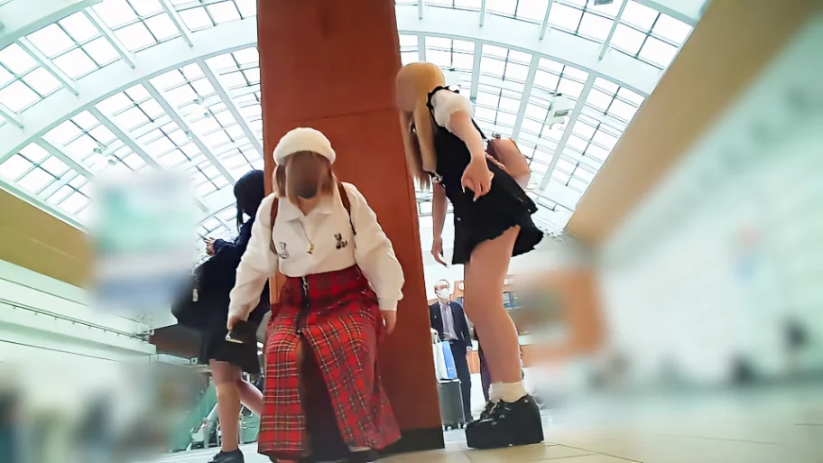 お座り私服女子の脚を眺める動画-4