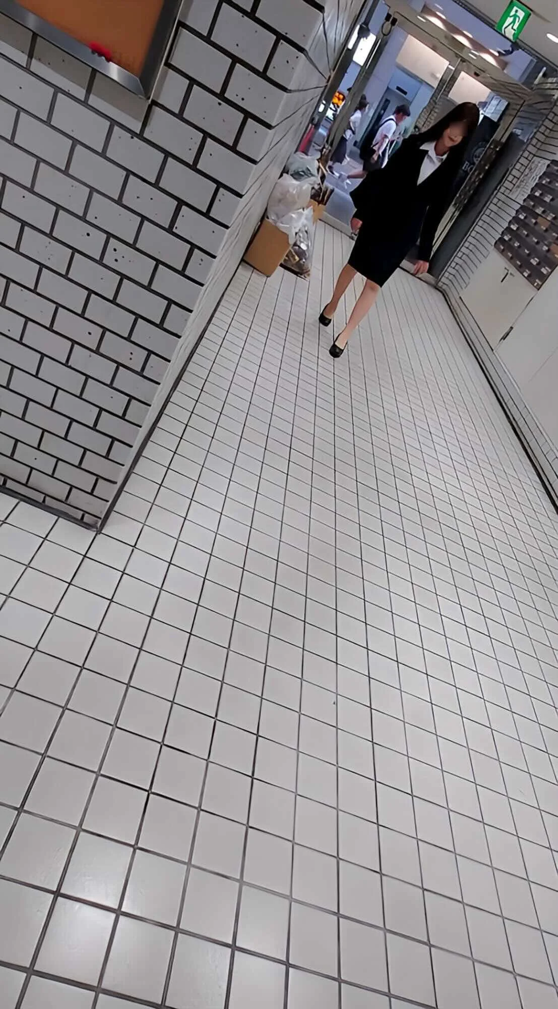 【特典付】美人OLちゃんの極上P撮ったら我慢できなくなったので部屋に押しかけました-1