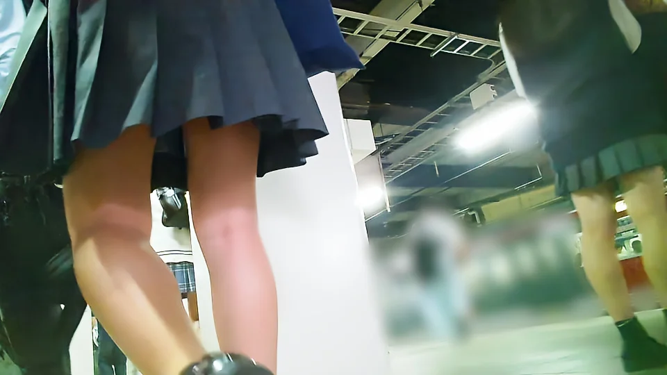 【卑劣】体調が悪くなった制服JKに背後からカメラが迫る-5