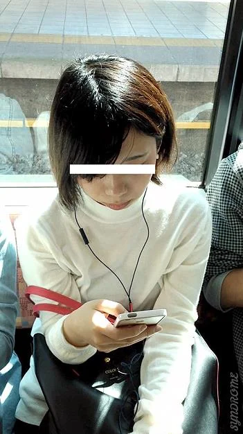 (電車対面）タイトミニをお召しになって…色白のむっちりふとももちゃんをむき出しにして…くぱぁ～っと緩めちゃうお姉さんを観察してみ-3
