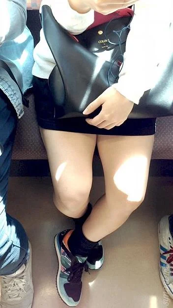 (電車対面）タイトミニをお召しになって…色白のむっちりふとももちゃんをむき出しにして…くぱぁ～っと緩めちゃうお姉さんを観察してみ-4