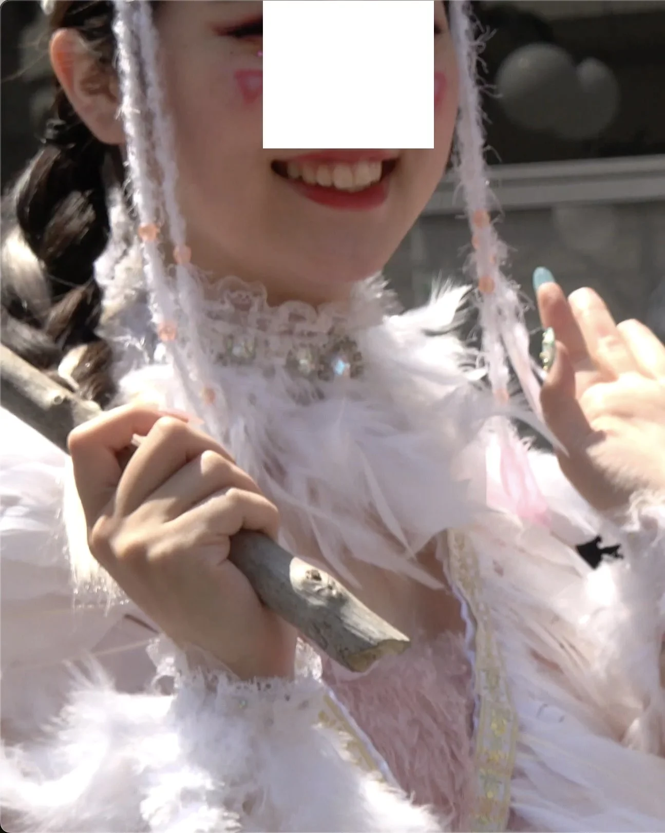 衣装の白色スパッツが透けスケの美少女ダンサー