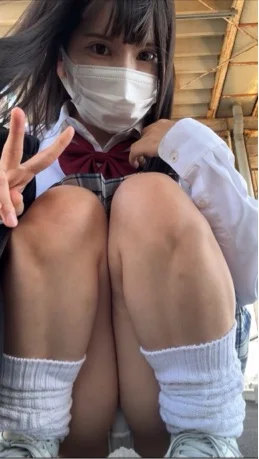 超ミニスカ制服でぱんちら＆胸ちら散歩-5