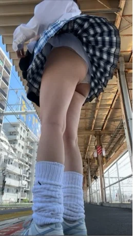 超ミニスカ制服でぱんちら＆胸ちら散歩