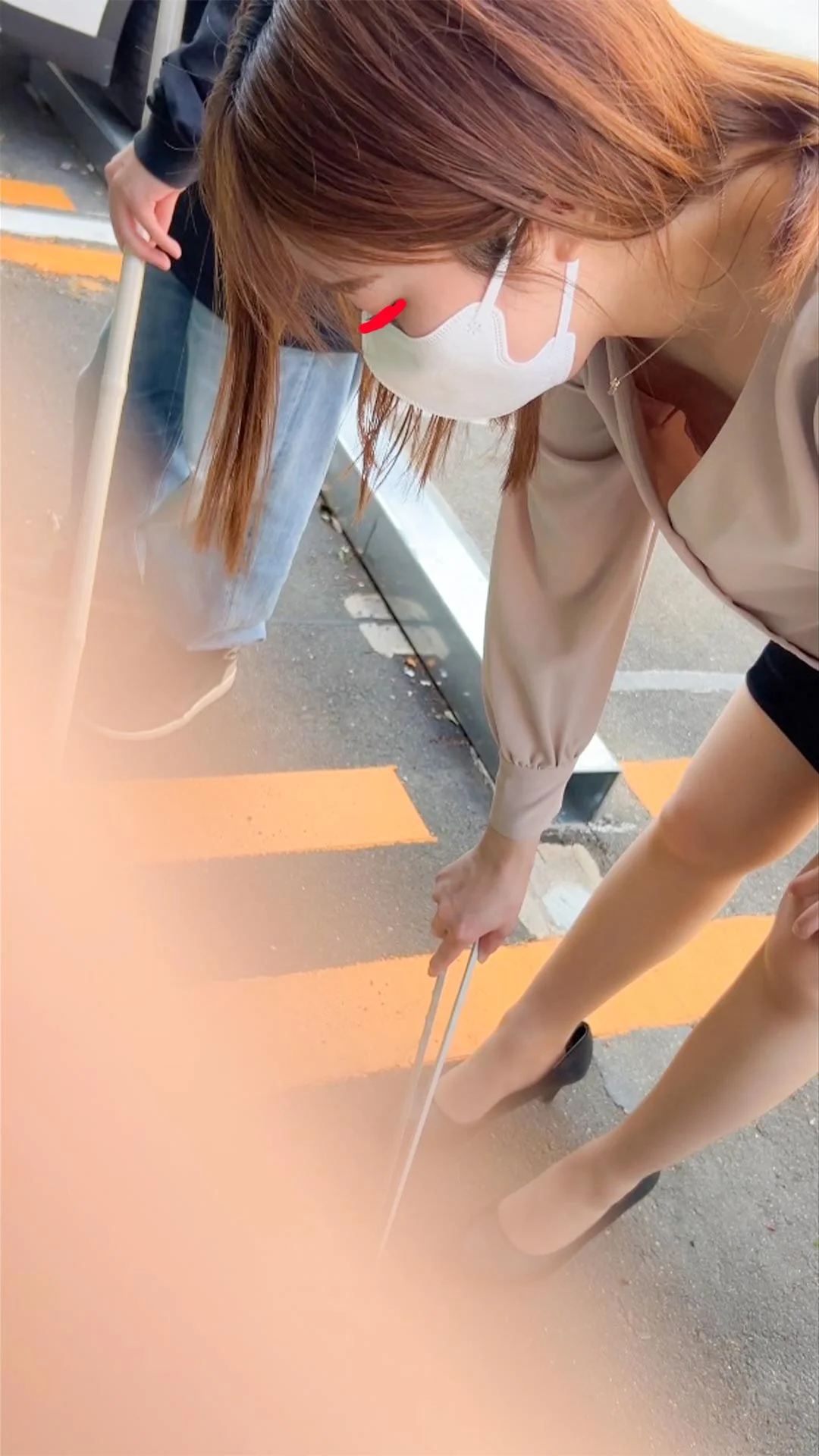 【同僚OLの乳首/胸ちら#40】2名分/社外掃除中/飾りつけ中-2