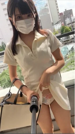 暑いから脱いじゃった…お姉さん系ミニワンピで胸ちら＆ぱんちら散歩♡-1