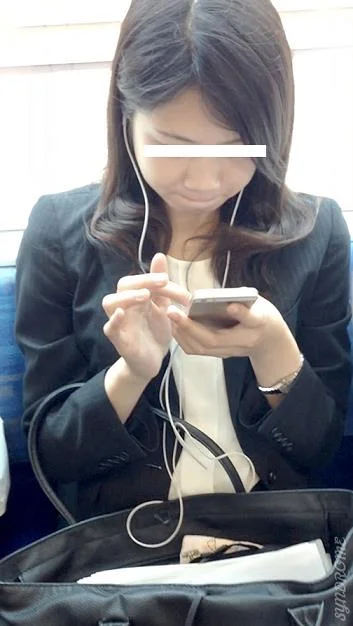 (電車対面）（顔出し）お仕事なのに…タイトミニをお召しになって…むき出しのキレイなパンストあんよを緩めちゃう…美人OLお姉さん-3
